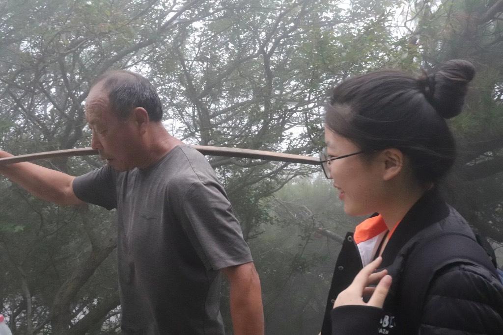 图为实践队成员询问当地居民生态状况。在实践中，实践队走访了当地十余户老村民、十余户新村民，与他们促膝交流，试图寻找他们在泰安生活的轨迹和泰山村庄在他们眼中的模样。在深入了解当地居民生活和乡村发展状况的同时，实践队也被这里人们的热情、淳朴和善良而感动。据老村民回忆，几十年前，村里人还是吃水靠人挑上山的“穷山沟”，而如今村民的生活水平都变好了。中国青年网通讯员 李鹏飞 供