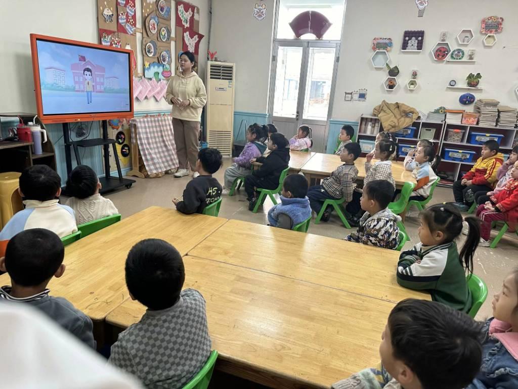 图为实践队成员进行幼儿园法律宣传。中国青年网通讯员 王薪晶 摄