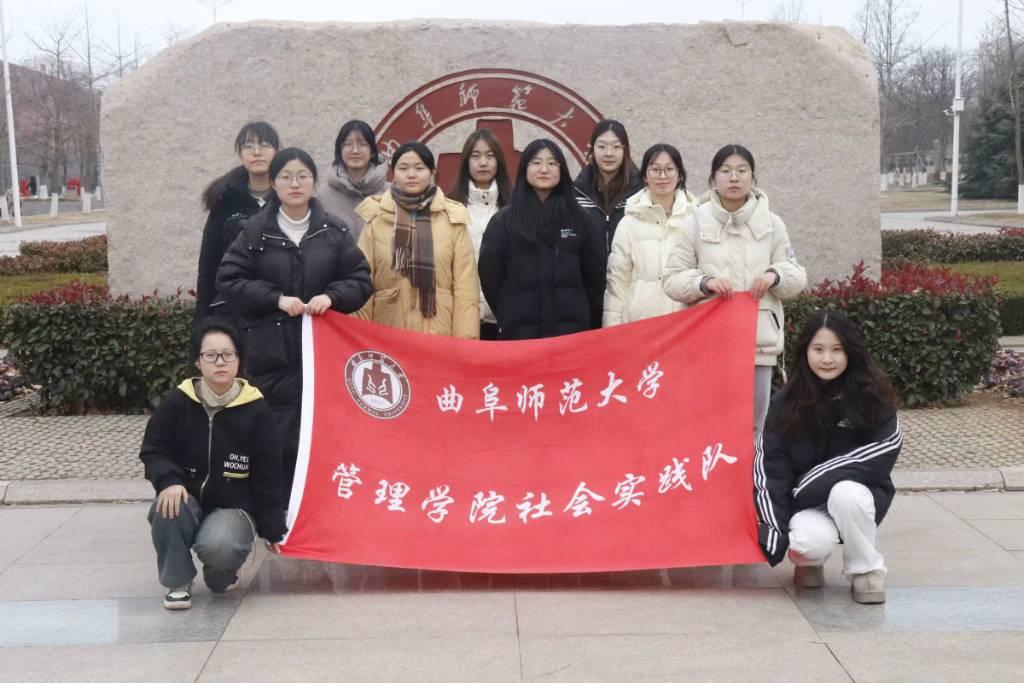 图为实践队全体成员在山东省日照市东港区曲阜师范大学（日照校区）合影。中国青年网通讯员 孙娜 摄