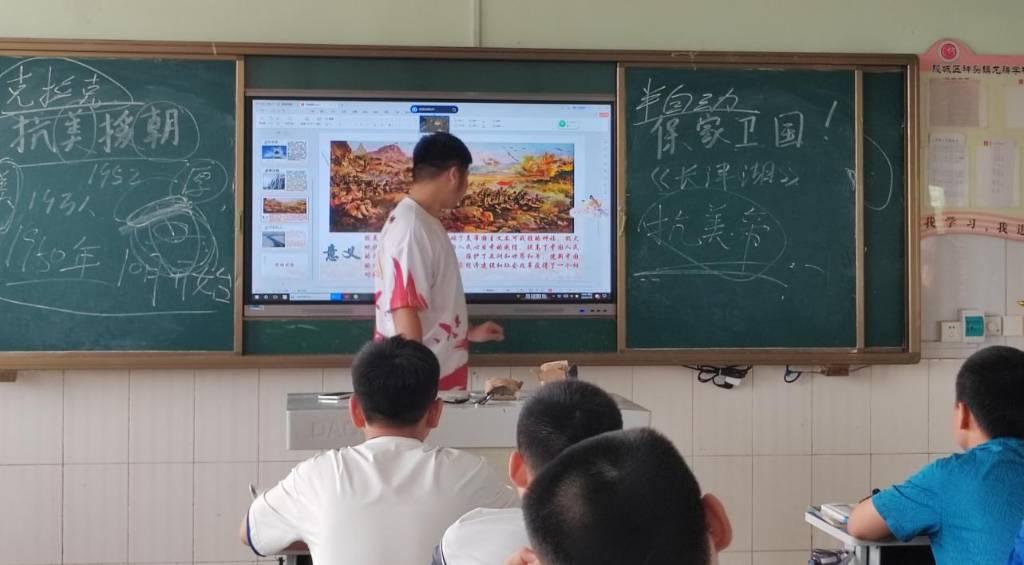 以从小培养学生的爱国主义情怀传承红色精神，培养学生正确的价值观，加深学生对红色文化的认识为目的，实践队员们先后讲述了能够体现旧中国的屈辱，中国红军伟大的革命精神和军民一心的鱼水之情的典例。学生们纷纷被革命先烈的红色精神所感染。