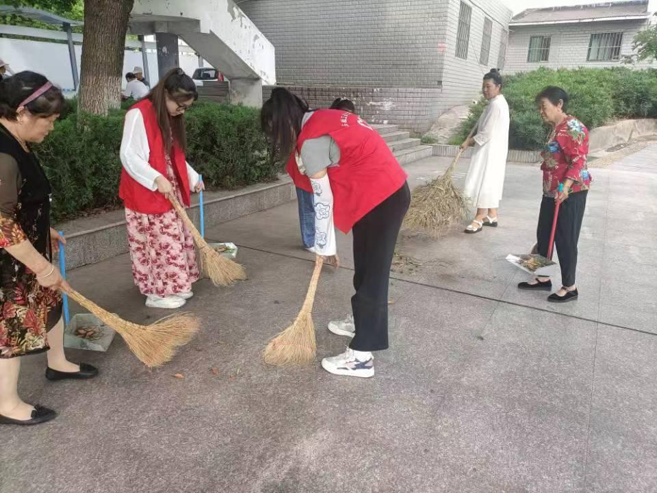 此图片为安徽工业大学暑期社会实践队员帮助杨家山社区打扫卫生。杨金文供图