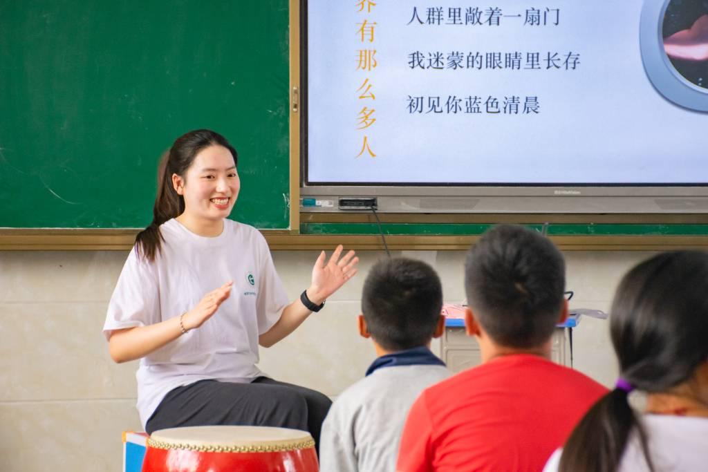 音乐课上，队员以击鼓的方式，化繁为简，让学生更好地理解音律音韵。学生积极与老师互动，课堂传出阵阵优美的歌声