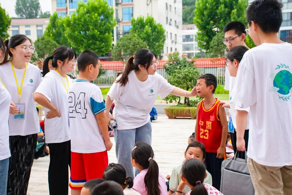 队员处理学生矛盾，耐心调解，安抚学生的情绪