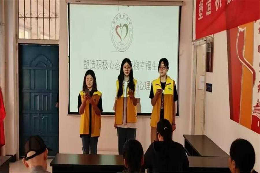 图为协会成员表演心理健康主题节目，他们用生动的表演向观众们传达了心理健康的重要性。他们将心理健康与生活实际相结合，用诙谐幽默的方式诠释了心理健康的内涵。这场表演不仅让观众们在轻松愉快的氛围中学到了心理健康知识，更让人们意识到心理健康与自己的生活息息相关。 中国青年网通讯员 李丽霞 摄