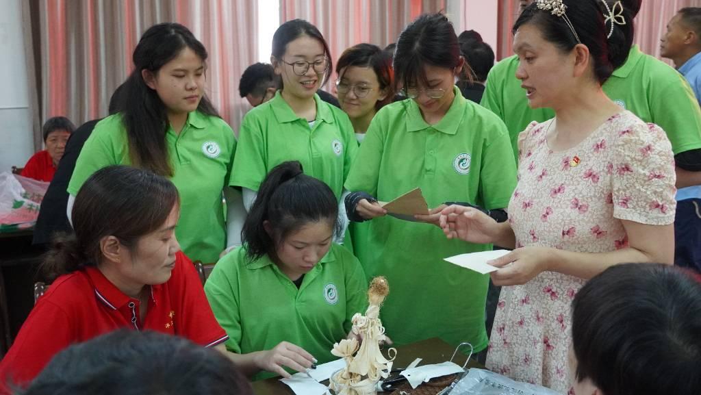 2023.7.8 实践队队员与乐龄学堂学员一起学习废物利用制作工艺品技术。