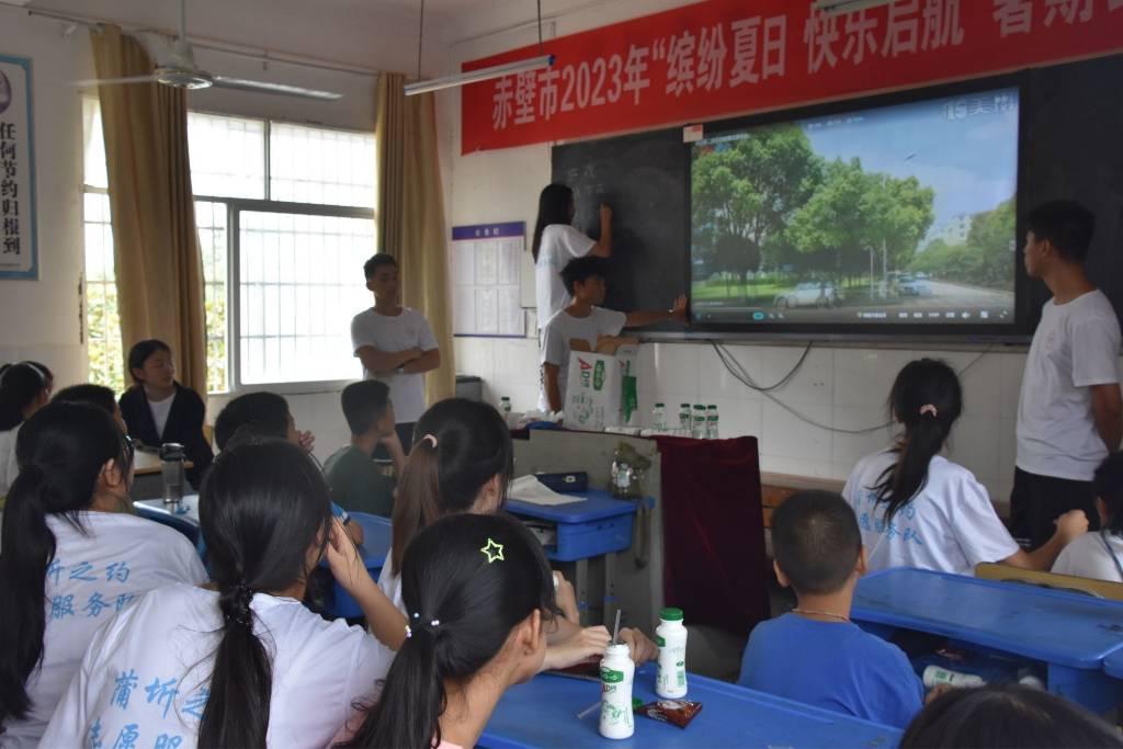 图为课堂上，志愿者和学生讨论要开展的小游戏，讨论过程非常激烈，每个同学都表达了自己的想法。大学生网报通讯员 王曼昕供图