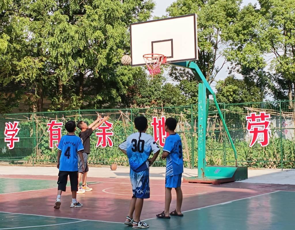 图为学生在体育课上一起打篮球，学生虽然年龄小，但是却懂得分工合作，都有较高的团队合作意识。大学生网报通讯员 王曼昕供图