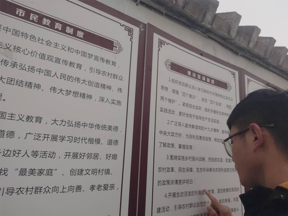 实践队队员线下学习理论知识。大学生网报通讯员 王雪晴 拍摄。