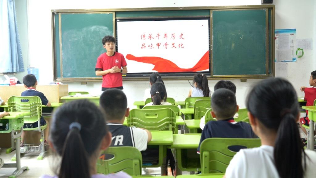 图为志愿者向小学生进行宣讲，传播中华优秀传统文化 中国青年网通讯员 陈家乐 供图