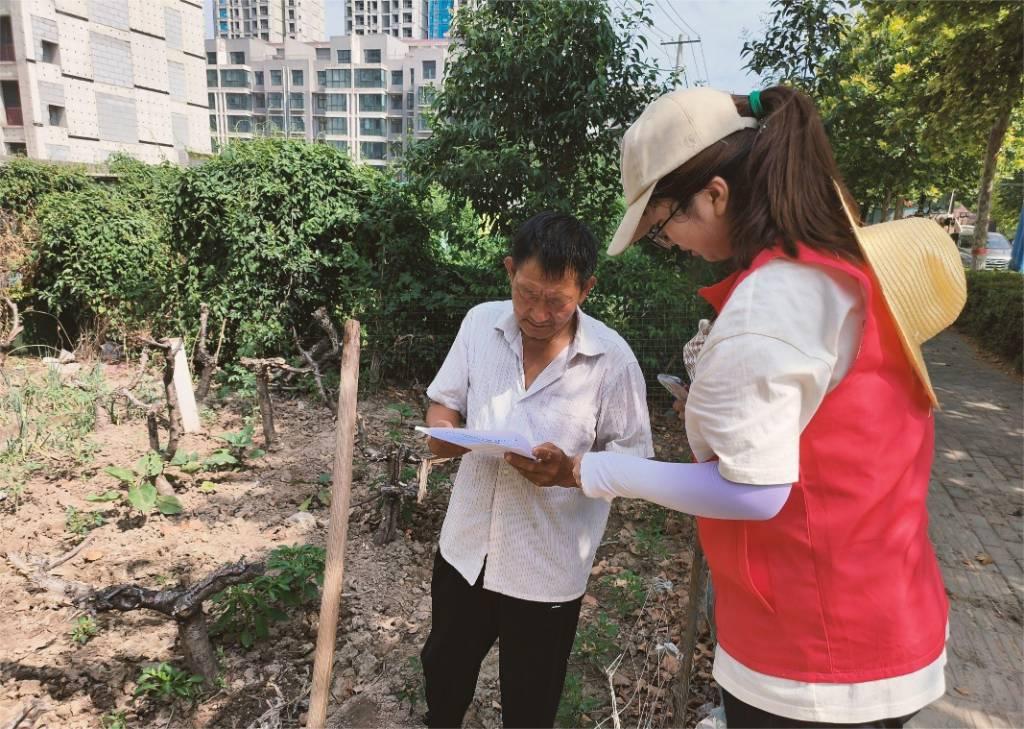 实践团成员分组进行走访问卷调查，记录村民们对乡村振兴战略的了解程度与未来期许等，努力践行“让实践成果留在农家小院”。