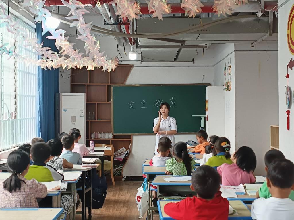 图为团队成员在为学生上安全教育课。小学生的安全意识比较薄弱，明辨是非的能力差。通过安全教育课为他们多方面地普及安全教育知识，提供保护自我地意识和方式方法。