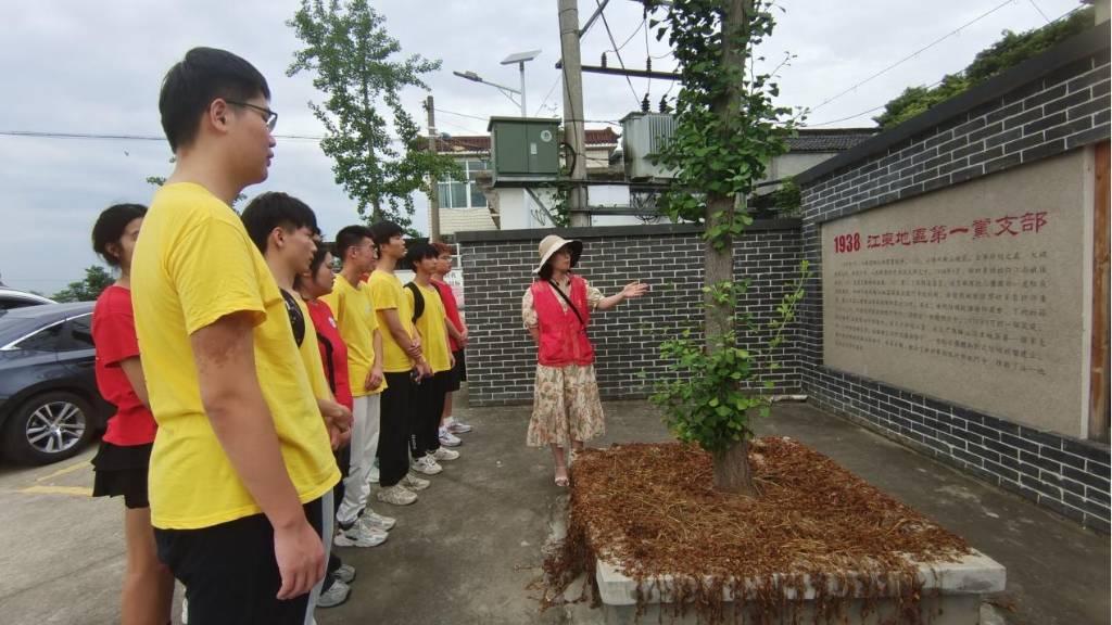 图为实践队员于濮塘村走访1938江东第一党支部