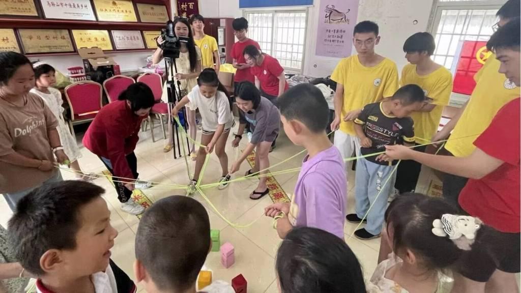 图为实践队员于凤山村村委会孩子们齐心协力搭积木