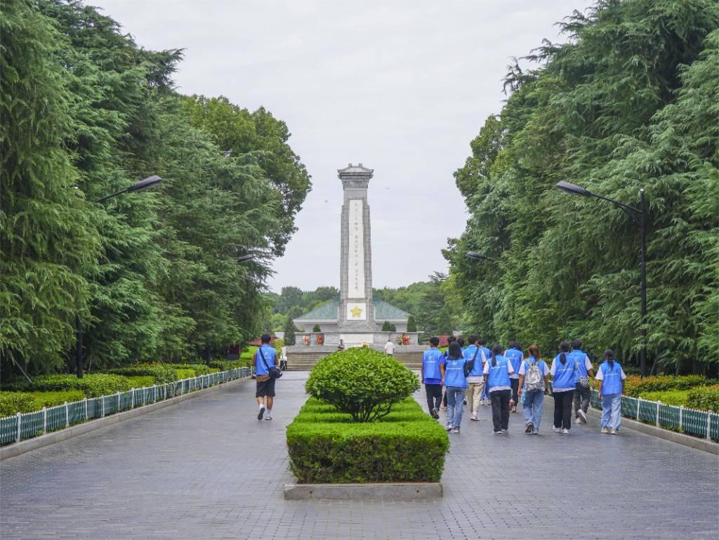 图为追光者志愿服务实践团前往黄麻起义与鄂豫皖苏区纪念园。 回顾历史，1927年，黄安麻城两地人民自发起义打响反抗国民党右派的第一枪，武装夺取政权，为了国家安定和祖国统一，无数红安将士勇于奔赴抗战前线，最年轻的年仅14岁。为纪念在起义中牺牲的烈士，1956年建成黄麻起义与鄂豫皖苏区纪念园。7月16日上午9时，实践团沿着绿化道进入纪念园，革命烈士纪念碑巍然耸立在前方正中央，映入眼帘。纪念碑上金色的五角星和党徽象征国家和中国共产党，是在黄麻起义中牺牲的烈士和当今全体各族人民始终坚定不变的信仰。