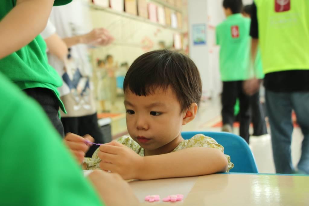 图为实践团成员教学超轻粘土