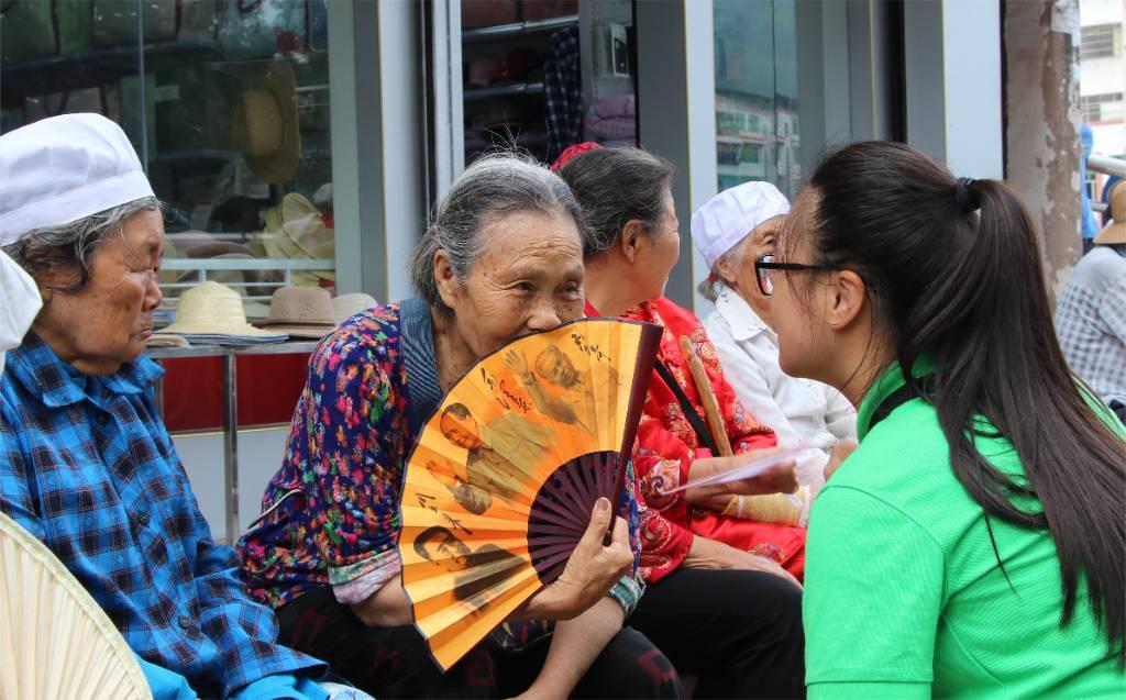 图为实践团成员走访当地居民