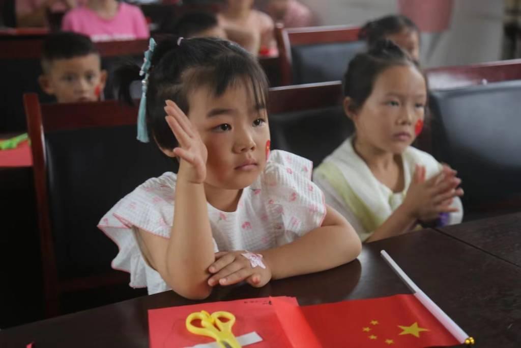 图为小朋友积极举手回答问题时的场景。中国青年网通讯员