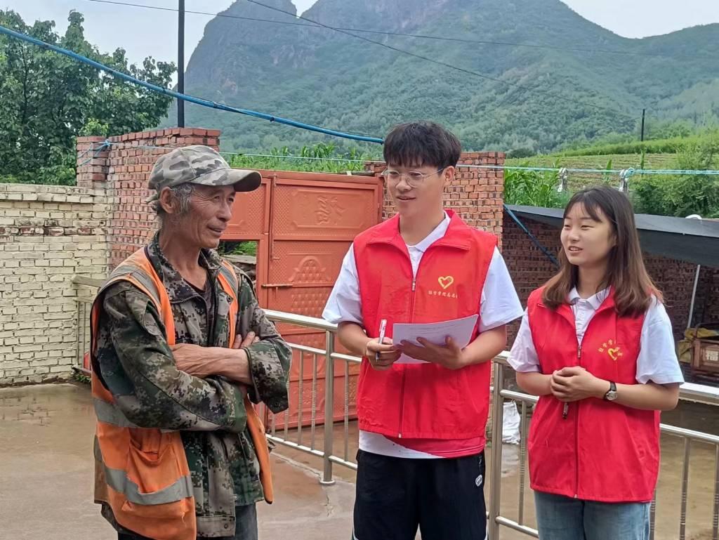 图为2023年7月12日观察团成员实地走访南山村村民，从村民口中了解他们眼中南山村是怎样的发展以及发展历程和问题。