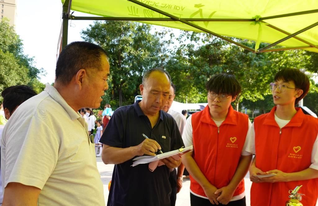 图为志愿者在河南省郑州市高新区秋雅社区开展消防安全知识问卷调查。大学生网报通讯员 陈佳雨 供图