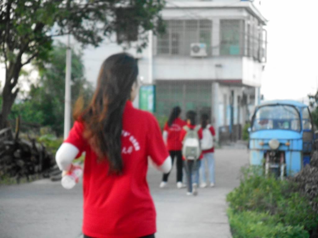 向风而行 图为朝阳实践团采访完油纸伞传承人和手艺人后，走在回程路上 陈丽霞 摄