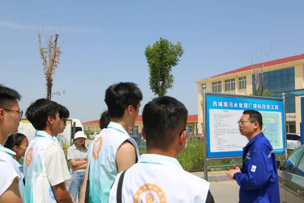 图为实践队在住建局负责人的带领下到达胜利油田新邦建设开发有限责任公司，并在其负责人介绍下了解城市污水处理大致流程。