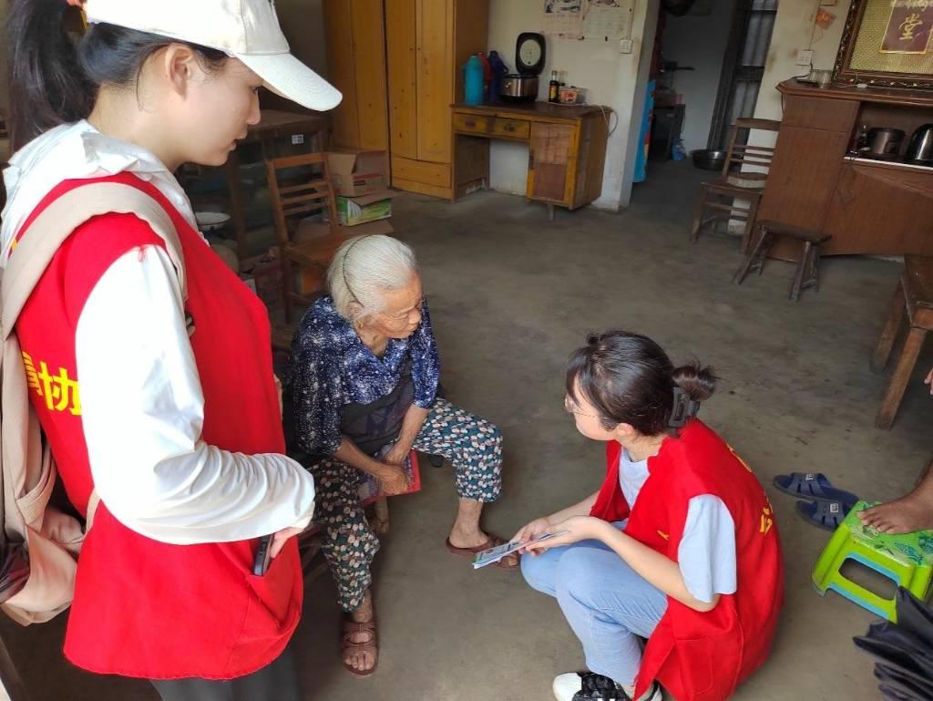 在村干部、网格员的带领下，实践队员现场了解了村庄的分布。随后，实践队自发分四组，携带“积分制”宣传册，入户探访，并深入宣传乡村治理“积分制”的试点工作。