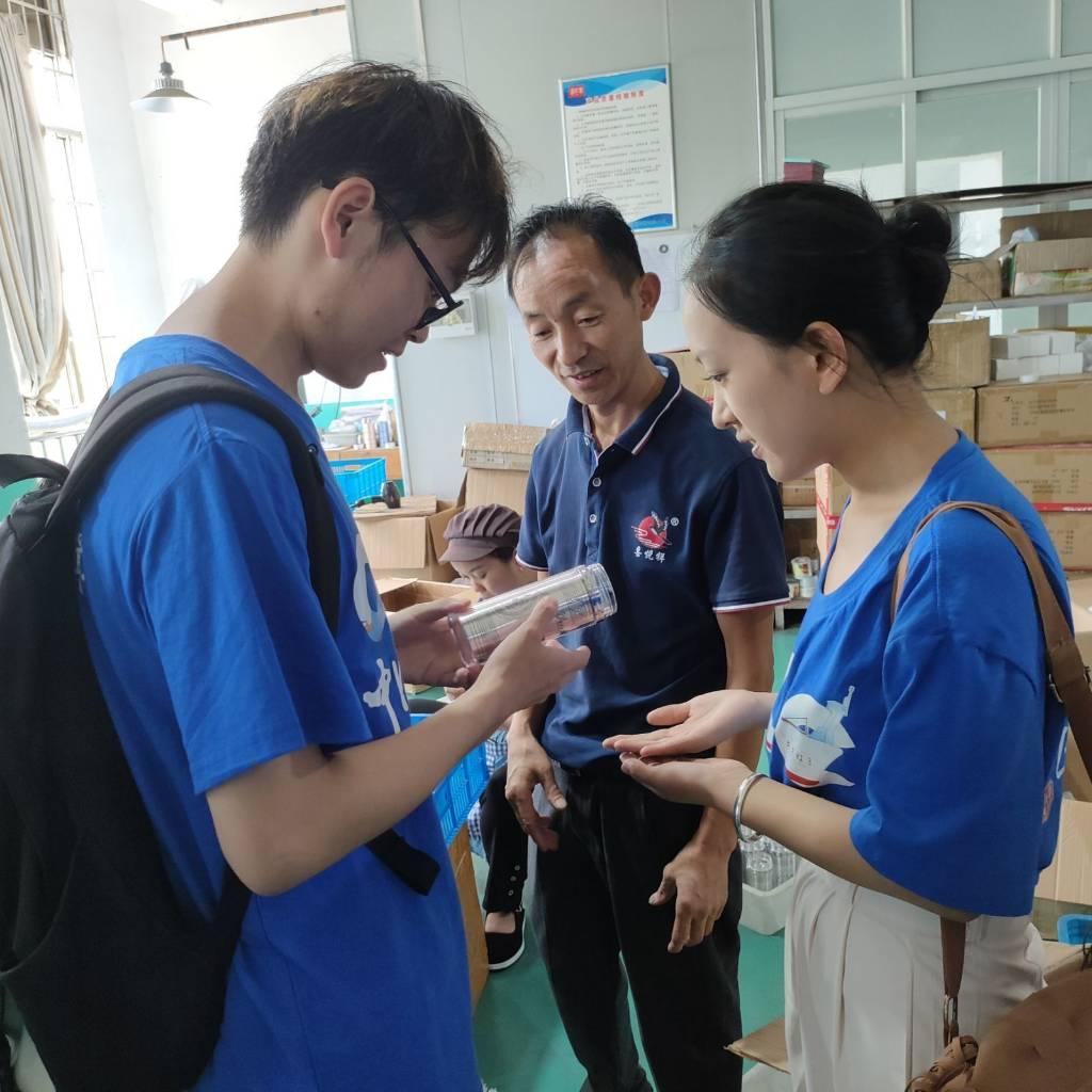 实践队员在潘经理介绍后，认真学习观察银饰产品生产过程中的细节，了解到相对于使用人工直接进行生产，机械生产不仅产品的质量更高，而且产量更高。