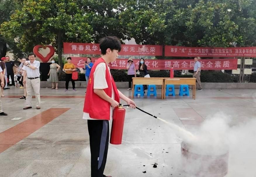 图为实践队员亲身学习如何正确使用灭火器。 中国青年网通讯员 梅雯月 摄