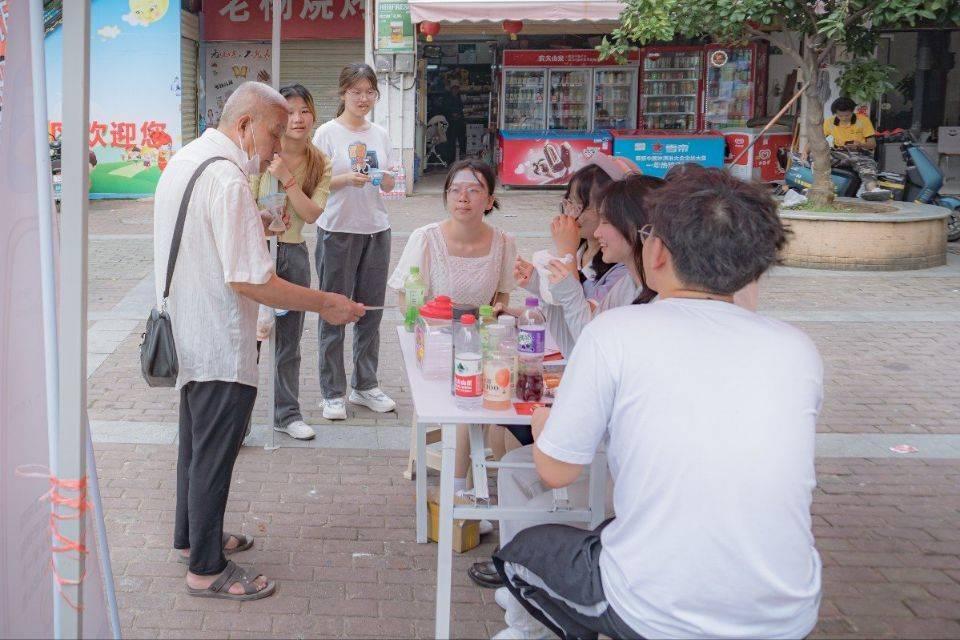 图为爷爷激动昂扬的跟队员们讲述着手机诈骗的危害。 中国大学生网报通讯员 刘鸿旺 提供