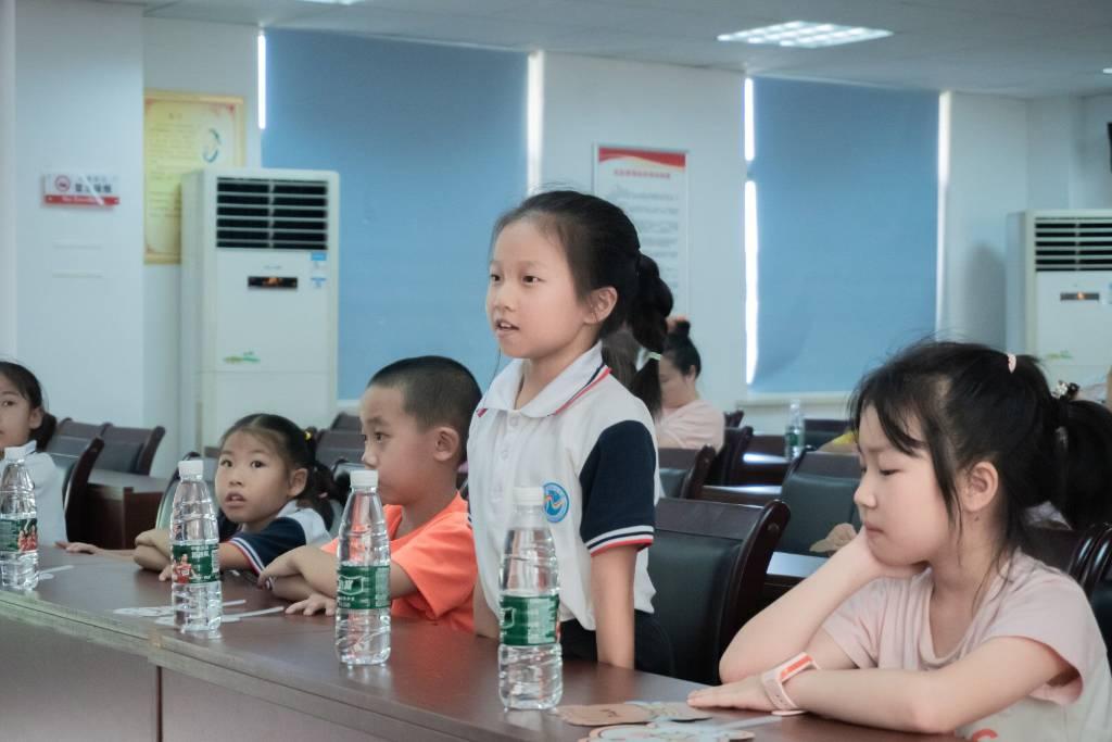 图为小朋友回答老师提问的问题。 大学生网报通讯员 刘鸿旺 提供