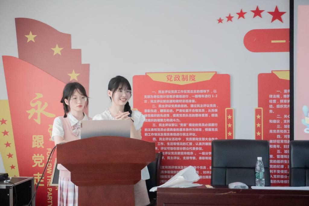 图为团队成员在给小朋友们讲述党史故事。 大学生网报通讯员 刘鸿旺 提供