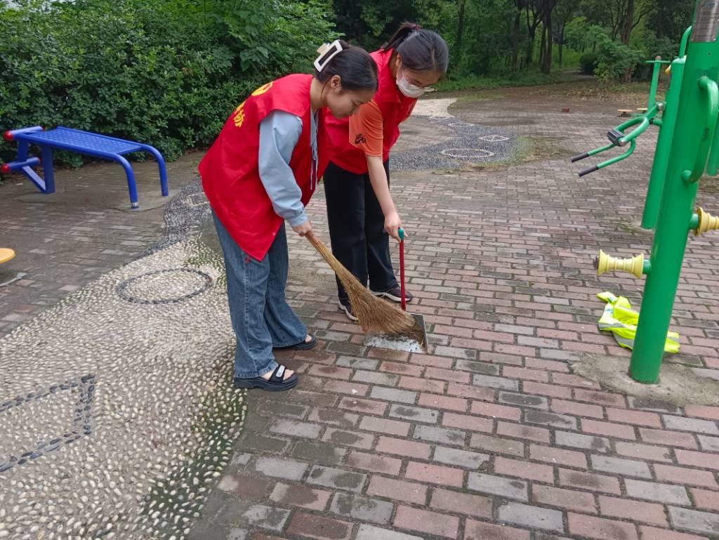 图为实践队员对矿内社区内地面卫生进行打扫。 中国青年网通讯员 李家琦 供图