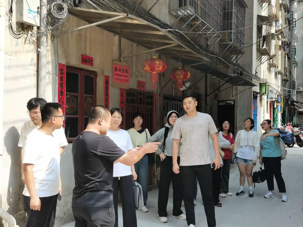 图为实践队成员参观老旧小区建设情况 中国青年网通讯员 刘欣莹 供图