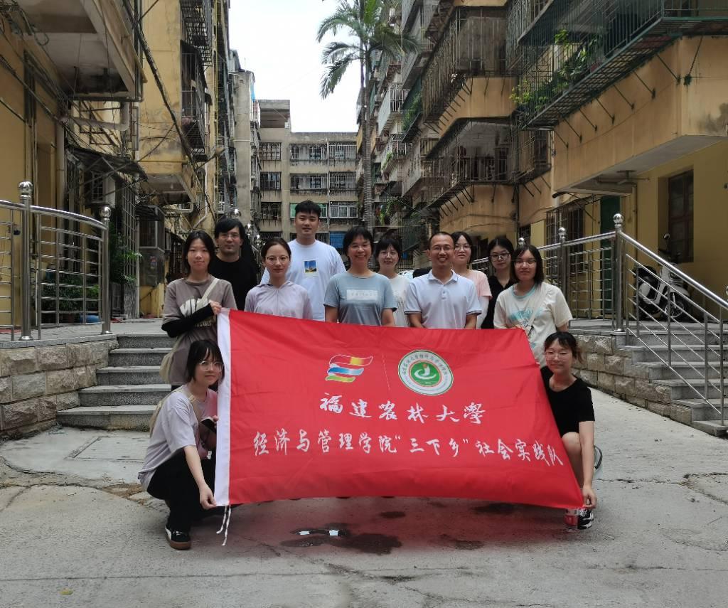 图为实践队成员与老师和莆田住建局负责人合影 中国青年网通讯员 刘欣莹 供图