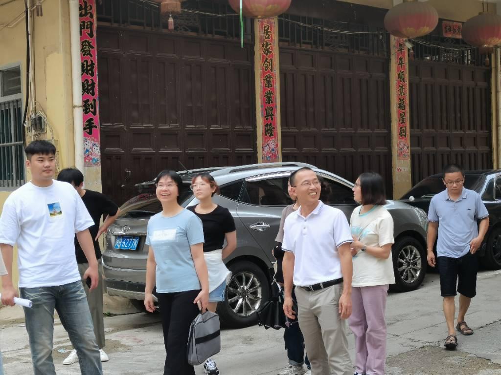 图为实践队成员在老师和莆田住建局负责人带领下参观改造后的小区面貌 中国青年网通讯员 刘欣莹 供图