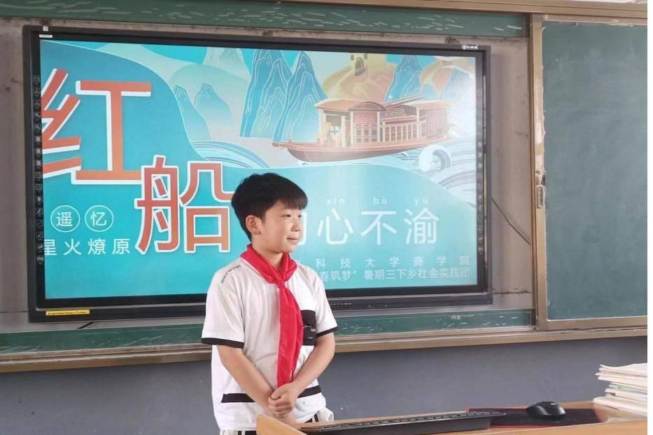 图为小学生在活动结束后分享感悟