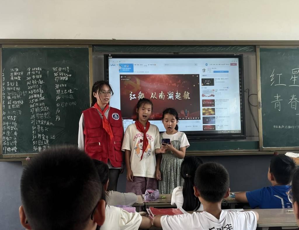 图为小学生朗诵与红船相关的故事