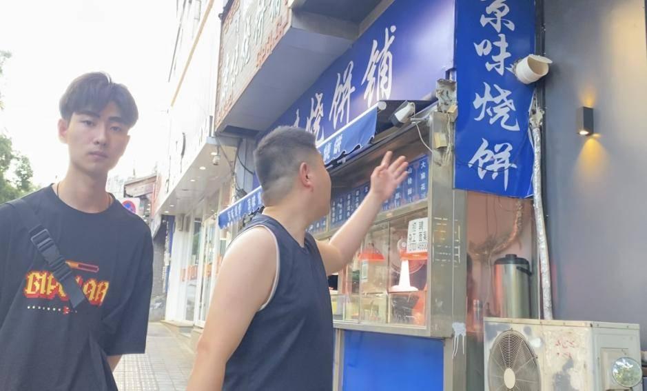 “寻访·探忆·筑梦”实践团队员在二仙居录制探店视频，促进当地经济发展。