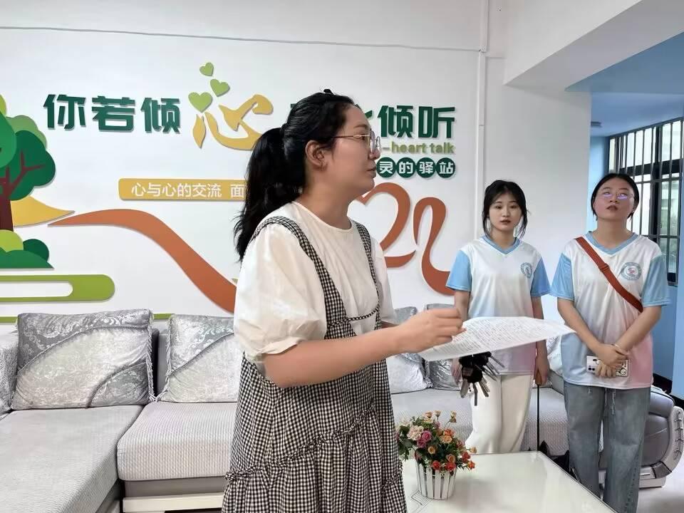 图为实践队老师向实践队队员们讲解如何更好地倾听他人的心理压力