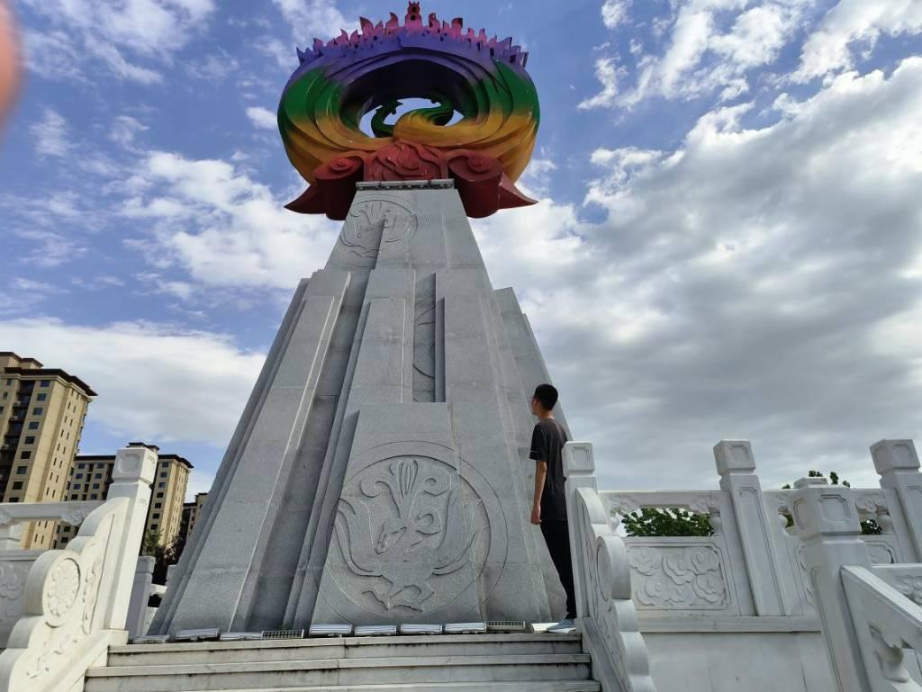 图为实践队员王洵怿来到灵寿县著名地标“有凤来仪”参观 中国青年网通讯员王洵怿供图