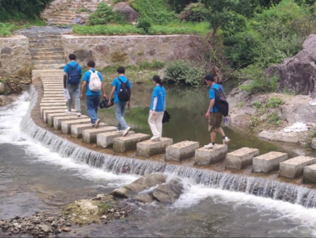 下午，我们追随习总书记脚步来到了田铺大湾，踏着青石板路进村。