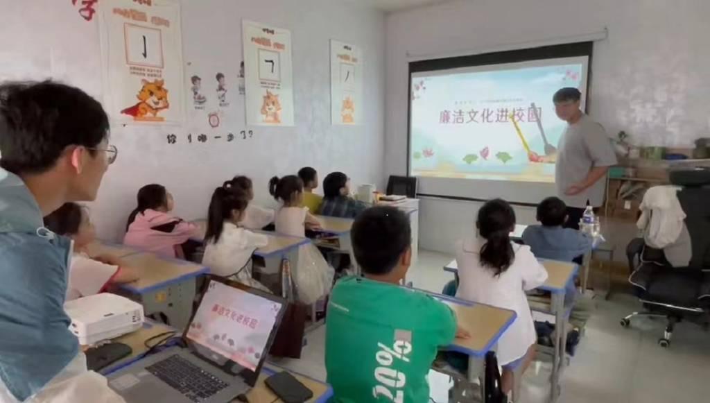 图为团队成员在如皋市第三实验小学进行廉洁文化宣讲活动。通讯员 朱佳怡 摄