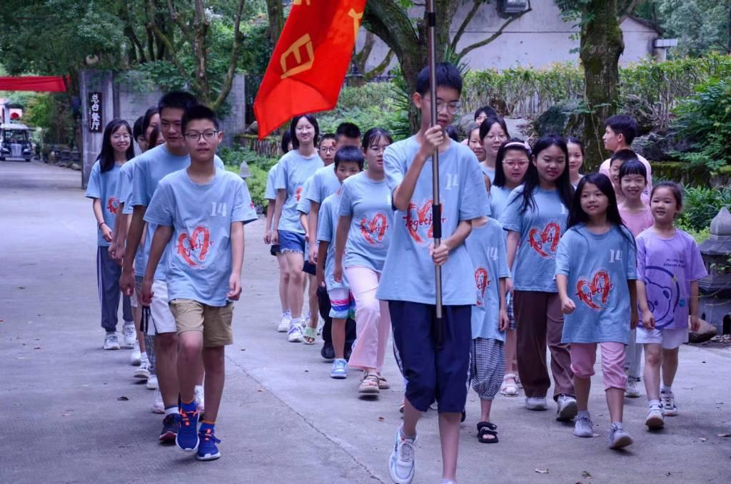 图为运动会前小运动员入场队列。 通讯员 何炅祥 摄