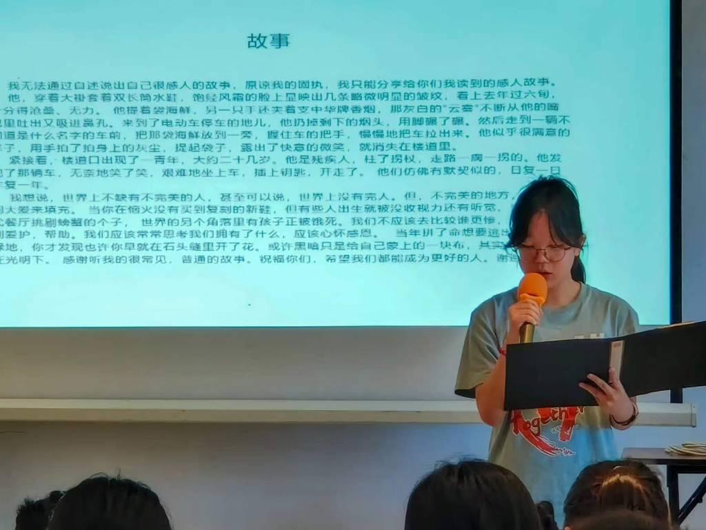 图为朗读大会上小营员分享故事。 通讯员 何炅祥 摄