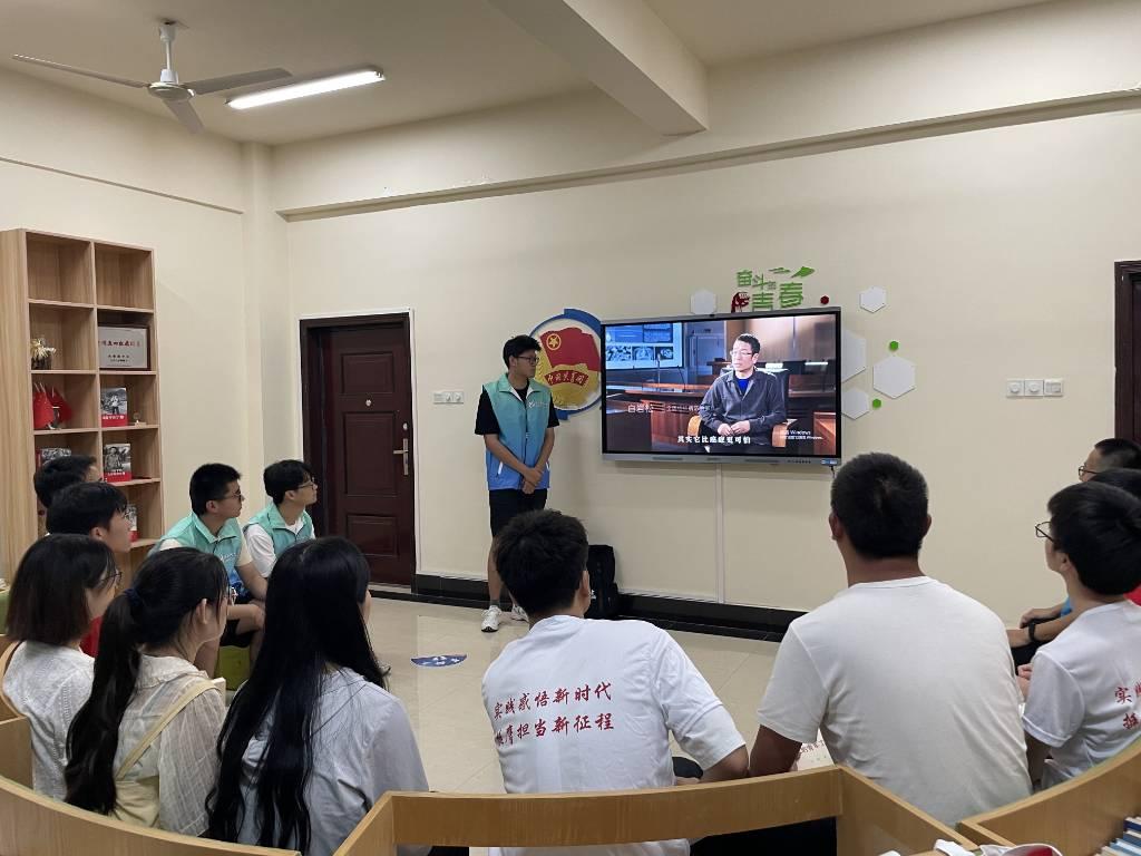 图为同学们观看肺结核防治宣传片。让大家深度了解肺结核相关知识。