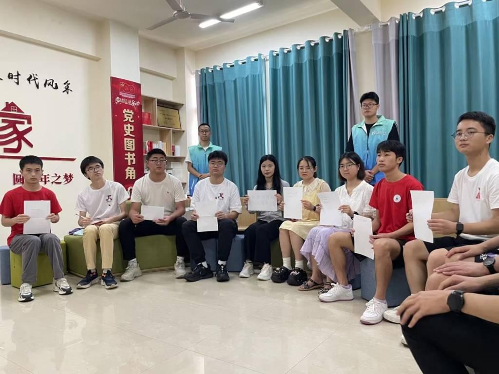 图为同学们展示防治肺结核宣传标语。这些标语不仅反映了同学们的观点和意识，也激发了大家对于防治肺结核的积极态度。