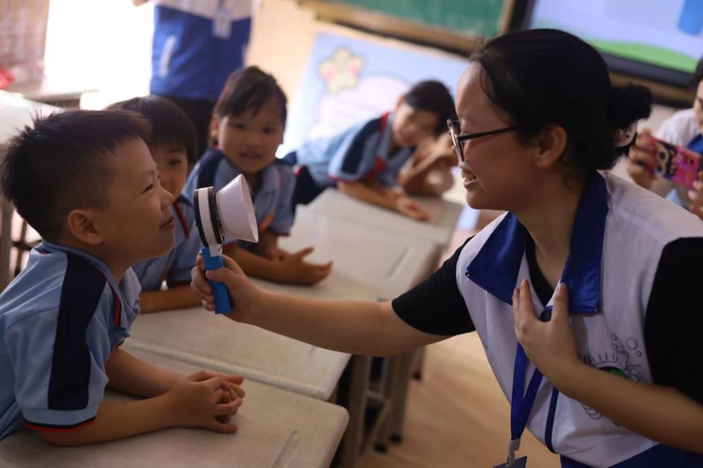 童心探科学·逐梦创未来 在课堂上，志愿者给学生讲解了水位检测仪、变声器、甩干机、手不能抖、金属探测、空气炮等科技的制作原理以及制作过程，尤其是在制作水火箭的过程中，学生的积极性非常高，学生在志愿者的指导下和通过自己动手能力，制作出属于自己的水火箭，这不仅增强了学生的成就感，也提升了学生的动手能力。