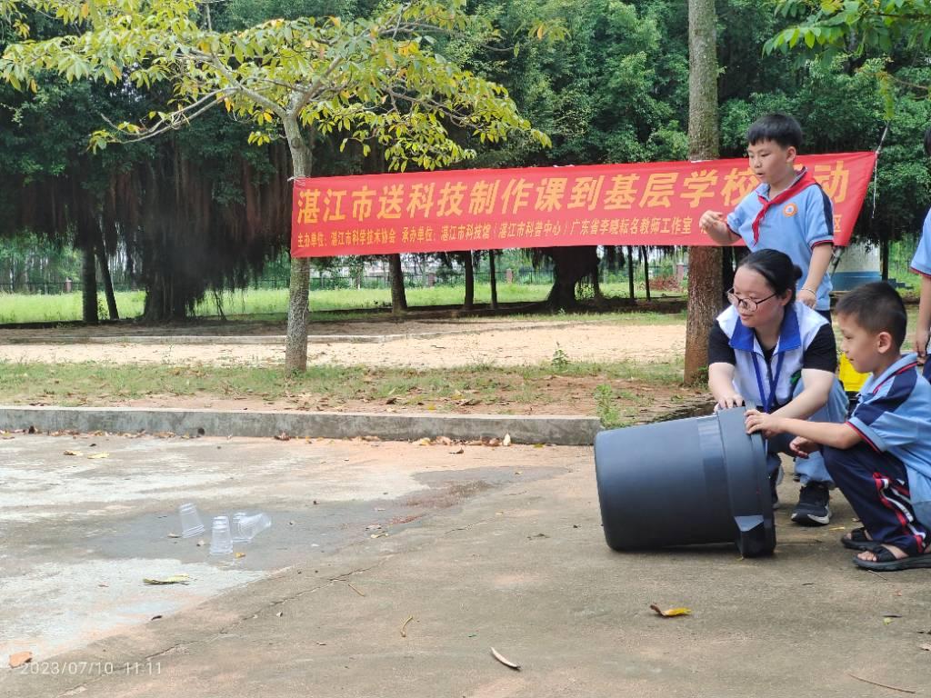 让科学精神贯穿于日常的学习中，做到人人学科学，事事想科学，时时用科学，天天有科学，鼓励学生通过参与科技的各项实践活动，能够在今后成长中，既有科学知识，又有科学实践能力的新时代少年。