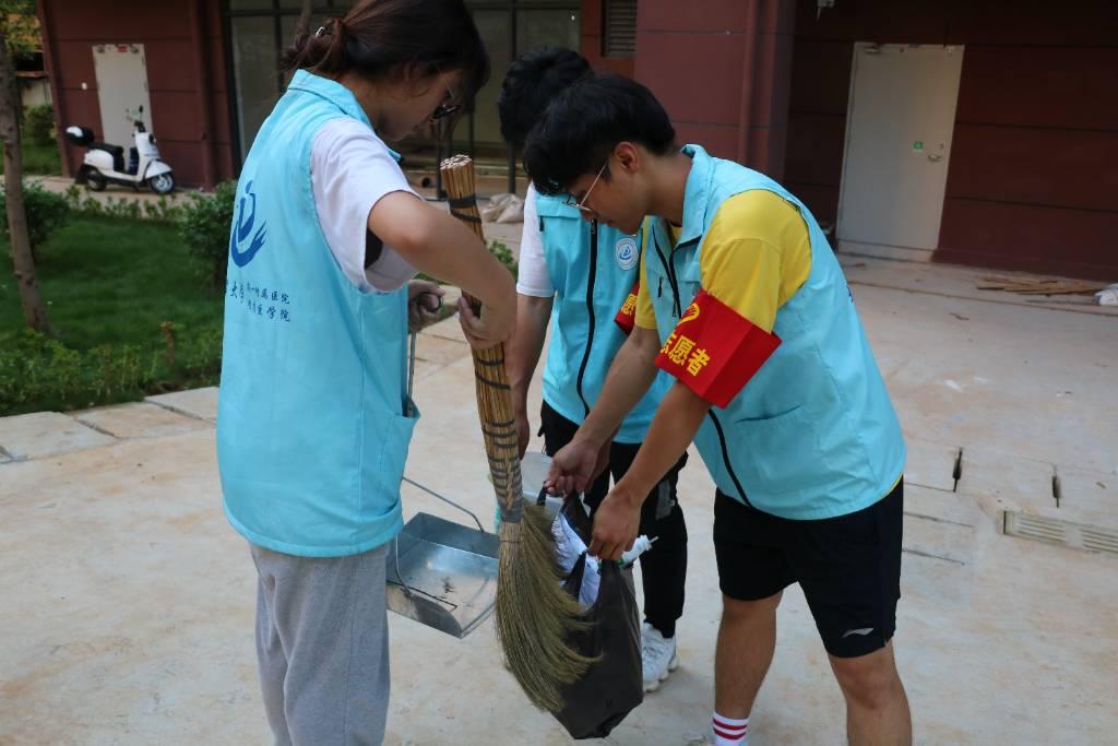 图为实践团队员开展爱国卫生运动。大理大学赴红河州河口县国门医院医疗发展观察分团在实践地组织开展爱国卫生运动。实践队员们积极响应配合，主动参加活动，分工明确，相互协调，活动有序开展。