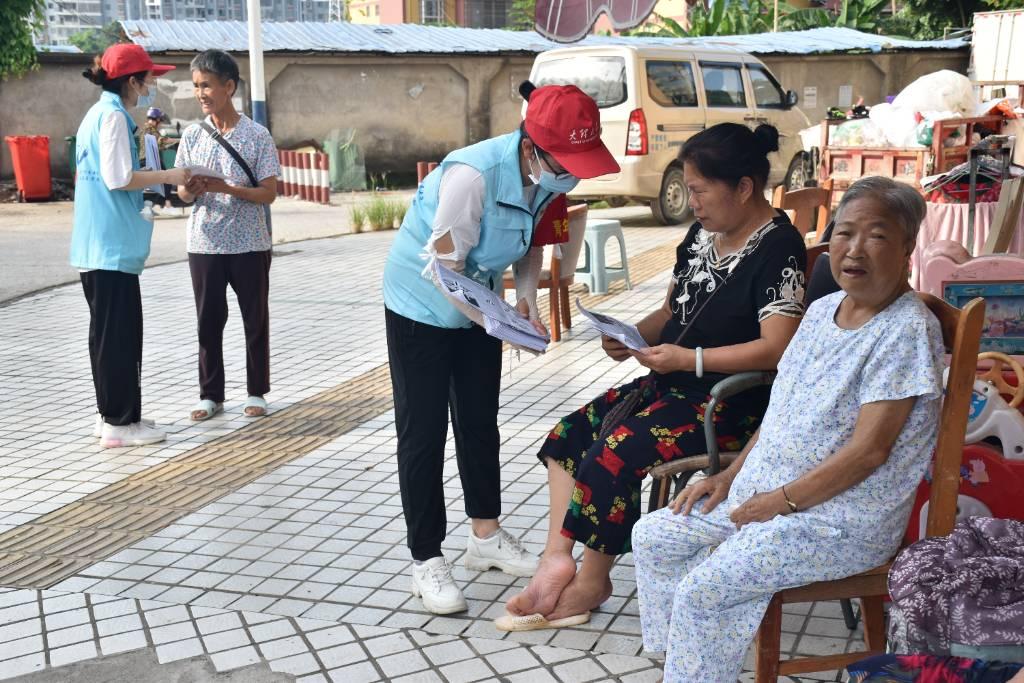 大理大学赴红河州河口县国门医院医疗发展观察分团队员们带着自制健康宣教手册，进社入户宣传疾病预防知识和健康生活方式，在耐心讲解之余，逐一分发常见传染病防治资料，帮助居民巩固学习。